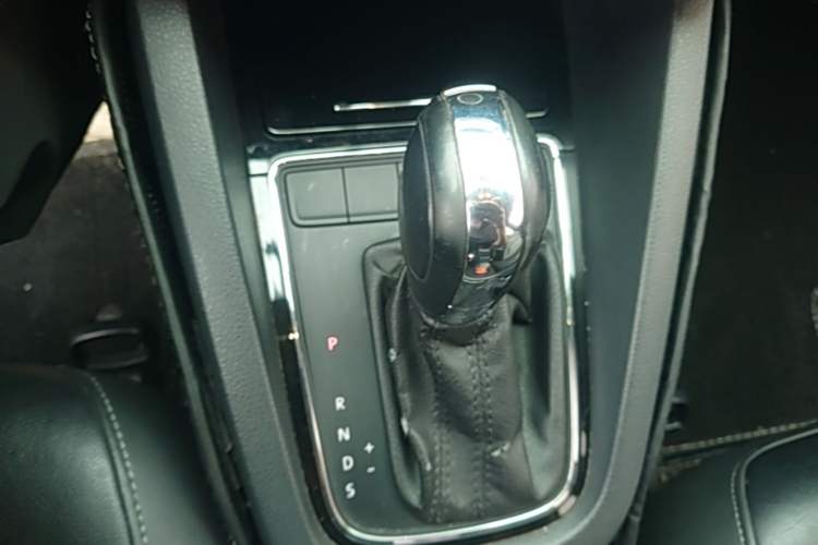 Used Volkswagen Sagitar 2015 1.6L Automatic Comfort Model Gear Lever