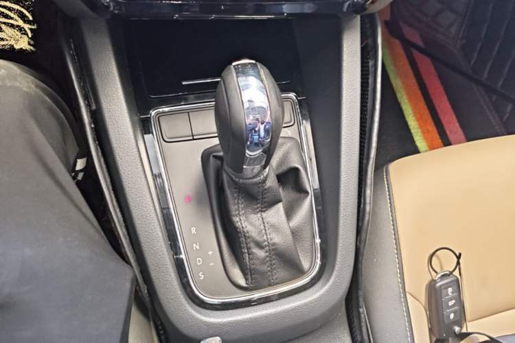 Used Volkswagen Sagitar 2015 1.6L Automatic Comfort Model Gear Lever