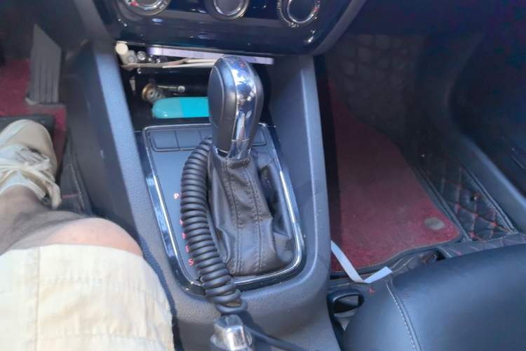 Used Volkswagen Sagitar 2015 1.6L Automatic Comfort Model Gear Lever