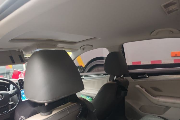 Used Volkswagen Sagitar 2015 230TSI Automatic Comfort Version Headliner
