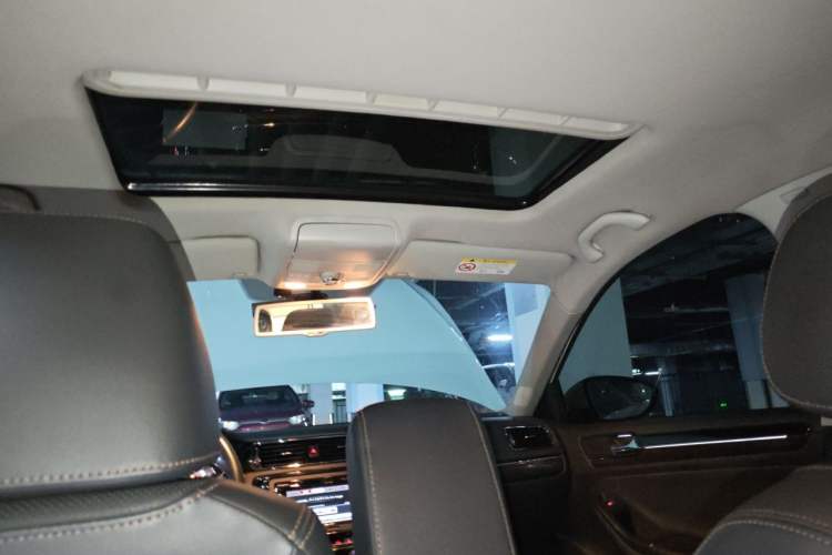 Used Volkswagen Sagitar 2015 230TSI Automatic Luxury Model Headliner