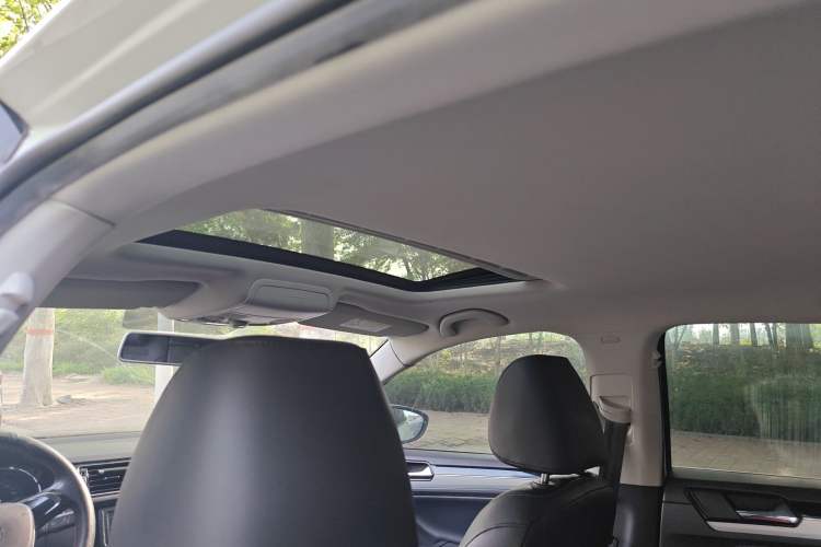 Used Volkswagen Sagitar 2015 230TSI Automatic Comfort Version Headliner