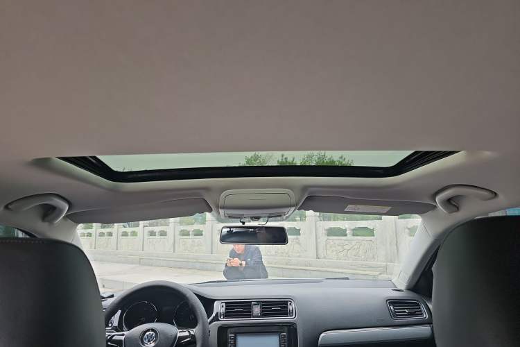 Used Volkswagen Sagitar 2015 1.6L Manual Comfort Model Headliner