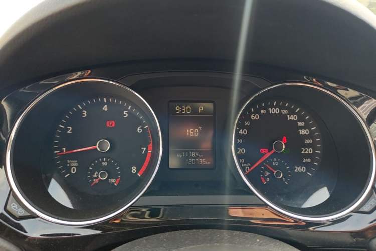 Used Volkswagen Sagitar 2015 230TSI Automatic Comfort Version Instrument Cluster