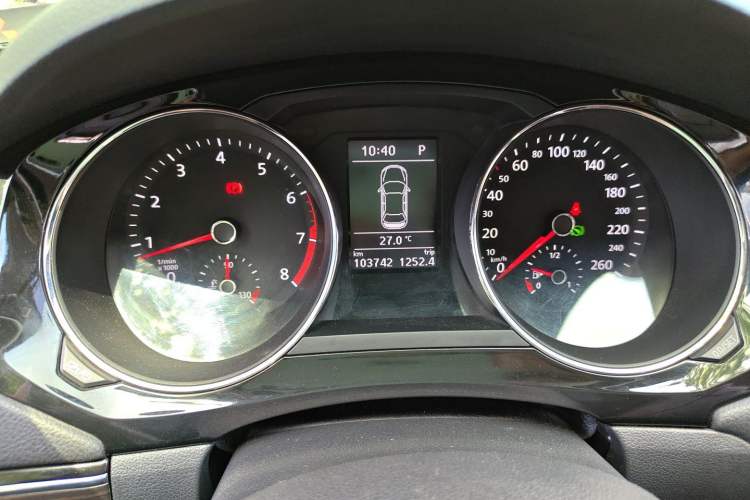 Used Volkswagen Sagitar 2015 230TSI Automatic Luxury Model Instrument Cluster