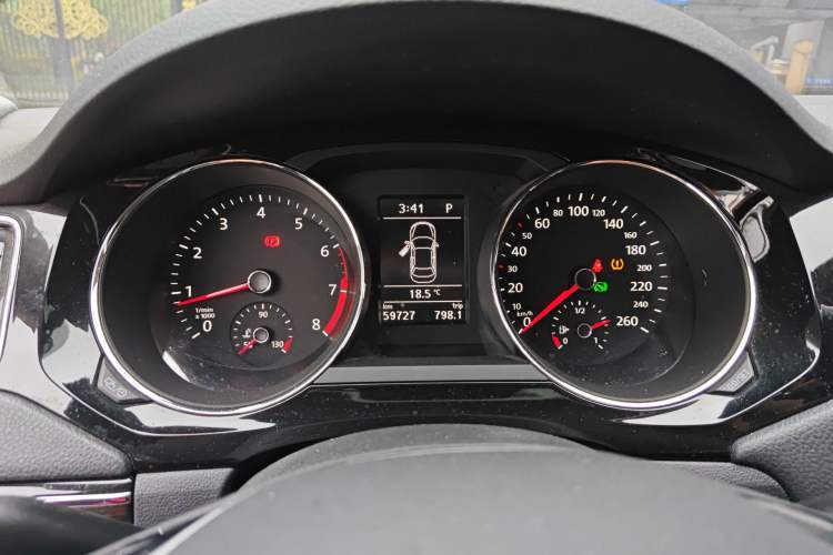 Used Volkswagen Sagitar 2015 230TSI Automatic Luxury Model Instrument Cluster