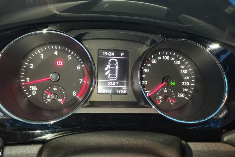 Used Volkswagen Sagitar 2015 230TSI Automatic Luxury Model Instrument Cluster