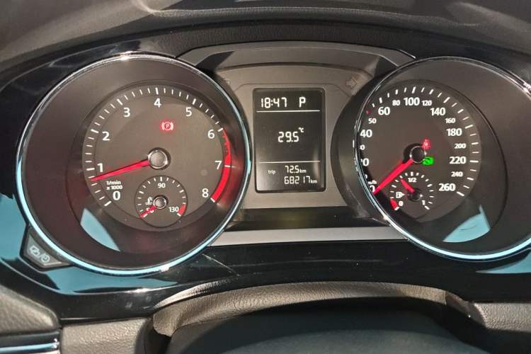 Used Volkswagen Sagitar 2015 230TSI Automatic Comfort Version Instrument Cluster