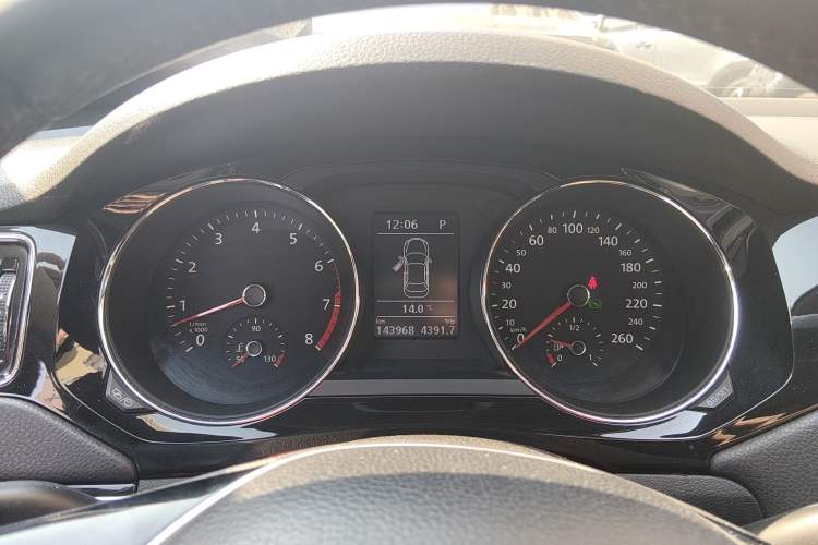 Used Volkswagen Sagitar 2015 230TSI Automatic Luxury Model Instrument Cluster