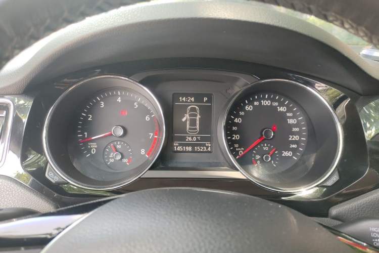Used Volkswagen Sagitar 2015 230TSI Automatic Luxury Model Instrument Cluster