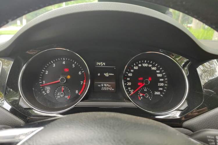 Used Volkswagen Sagitar 2015 230TSI Manual Comfort Version Instrument Cluster