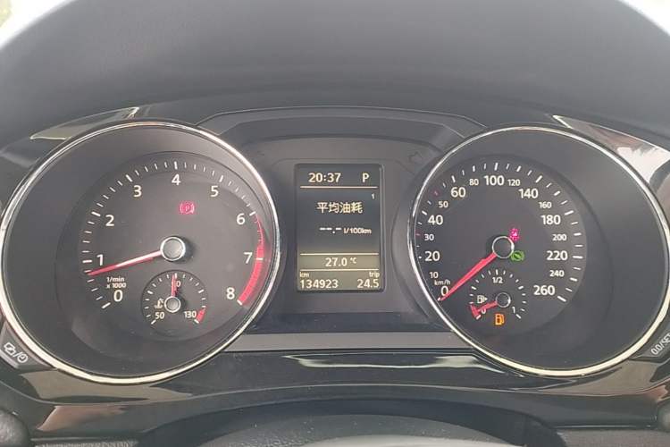 Used Volkswagen Sagitar 2015 230TSI Automatic Luxury Model Instrument Cluster