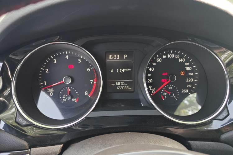 Used Volkswagen Sagitar 2015 230TSI Automatic Comfort Version Instrument Cluster