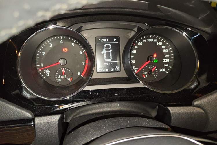 Used Volkswagen Sagitar 2015 230TSI Automatic Luxury Model Instrument Cluster