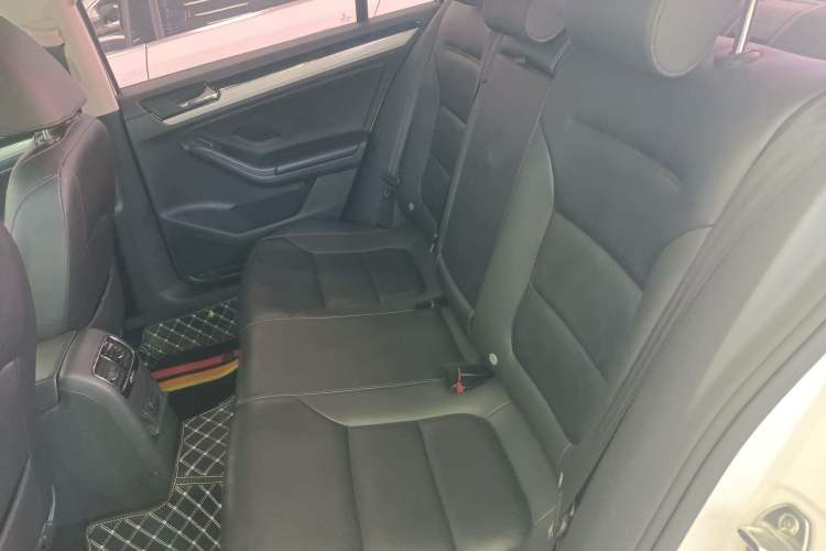 Used Volkswagen Sagitar 2015 1.6L Automatic Comfort Model Interior 1