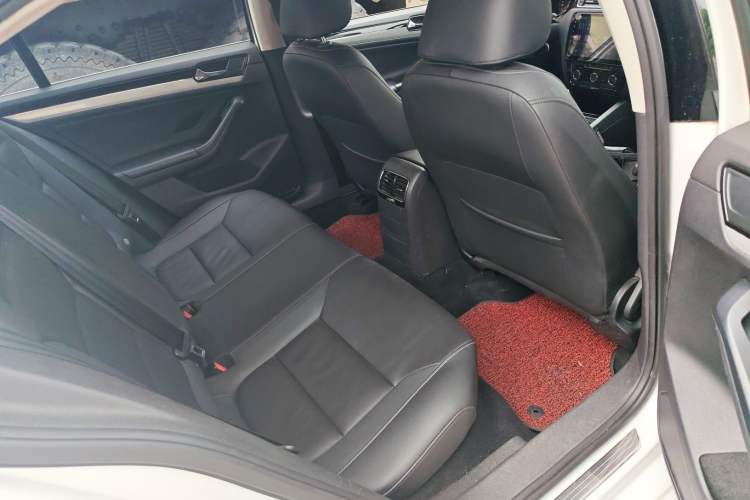 Used Volkswagen Sagitar 2015 1.6L Manual Comfort Model Interior 1