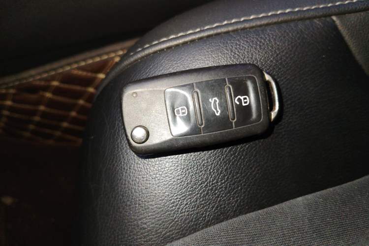 Used Volkswagen Sagitar 2015 1.6L Manual Comfort Model Interior 1