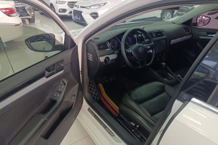 Used Volkswagen Sagitar 2015 1.6L Automatic Comfort Model Interior 2