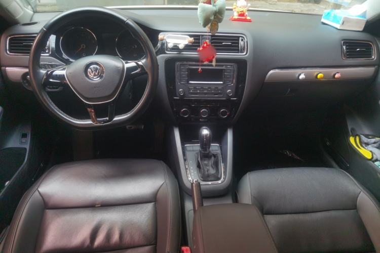 Used Volkswagen Sagitar 2015 230TSI Automatic Comfort Version Interior 2