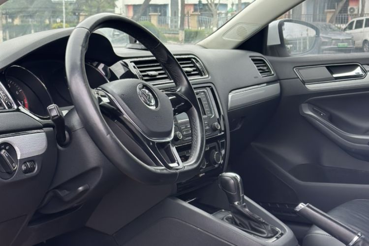 Used Volkswagen Sagitar 2015 230TSI Automatic Comfort Version Interior 2