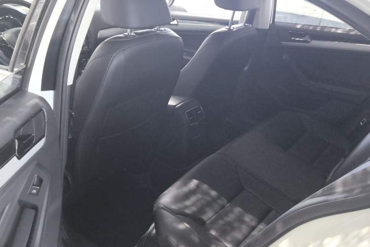 Used Volkswagen Sagitar 2015 230TSI Automatic Comfort Version Interior 2