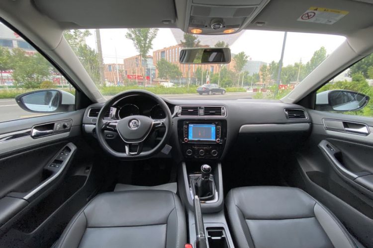 Used Volkswagen Sagitar 2015 1.6L Manual Comfort Model Interior 2