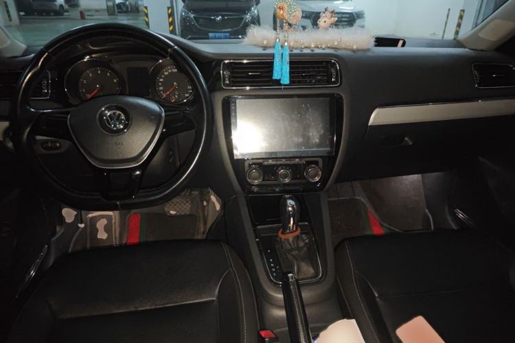 Used Volkswagen Sagitar 2015 230TSI Automatic Comfort Version Interior 2