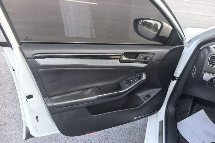 Used Volkswagen Sagitar 2015 1.6L Automatic Comfort Model Interior 3