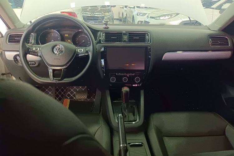 Used Volkswagen Sagitar 2015 1.6L Automatic Comfort Model Interior 3