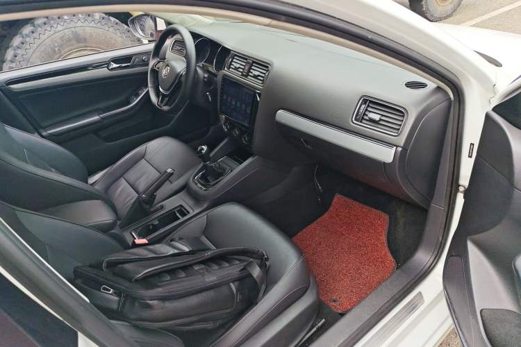 Used Volkswagen Sagitar 2015 1.6L Manual Comfort Model Interior 3