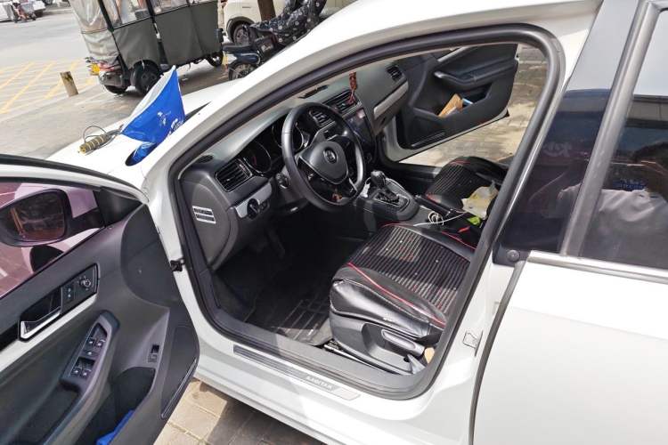 Used Volkswagen Sagitar 2015 230TSI Automatic Comfort Version Interior 3