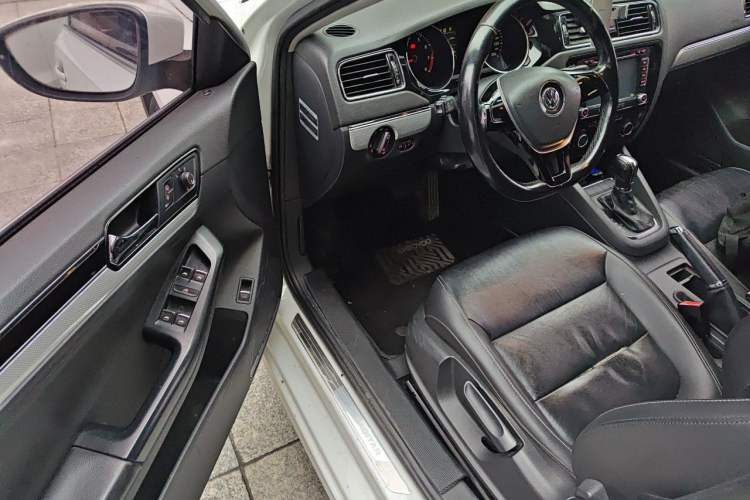 Used Volkswagen Sagitar 2015 1.6L Automatic Comfort Model Interior 3