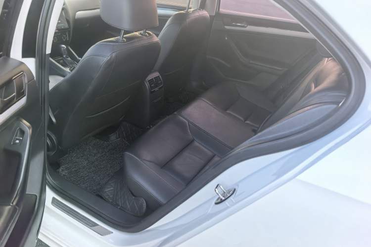 Used Volkswagen Sagitar 2015 1.6L Automatic Comfort Model Interior 4