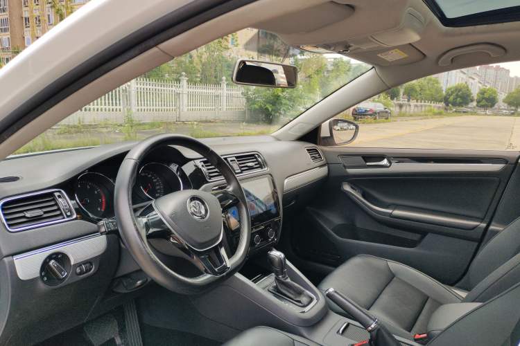 Used Volkswagen Sagitar 2015 1.6L Automatic Comfort Model Interior 4