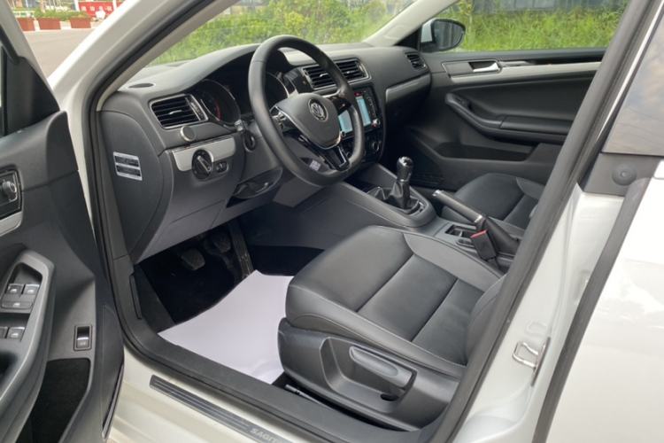 Used Volkswagen Sagitar 2015 1.6L Manual Comfort Model Interior 4
