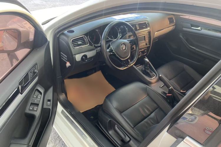 Used Volkswagen Sagitar 2015 230TSI Automatic Comfort Version Interior 5