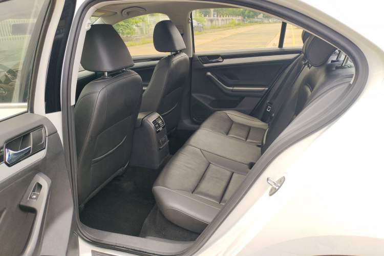 Used Volkswagen Sagitar 2015 1.6L Automatic Comfort Model Interior 5