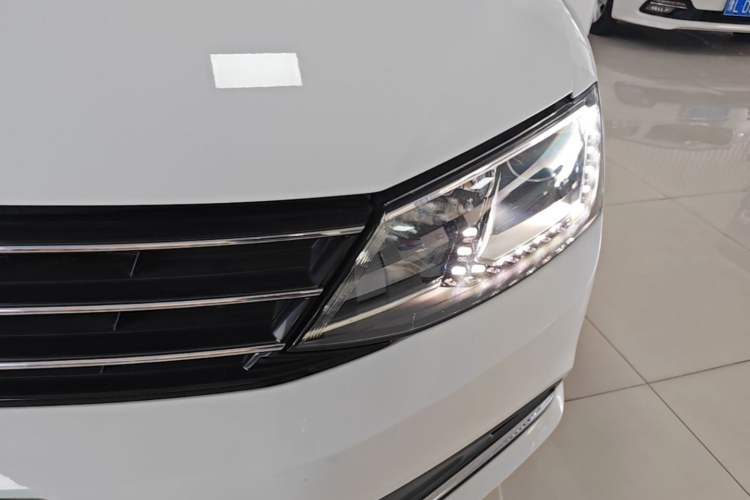 Used Volkswagen Sagitar 2015 230TSI Automatic Comfort Version Left Front Headlight