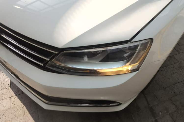 Used Volkswagen Sagitar 2015 230TSI Automatic Comfort Version Left Front Headlight
