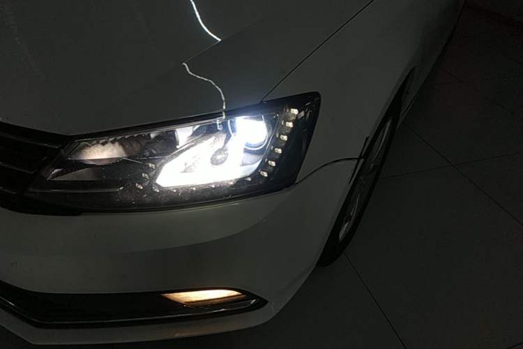 Used Volkswagen Sagitar 2015 230TSI Automatic Comfort Version Left Front Headlight