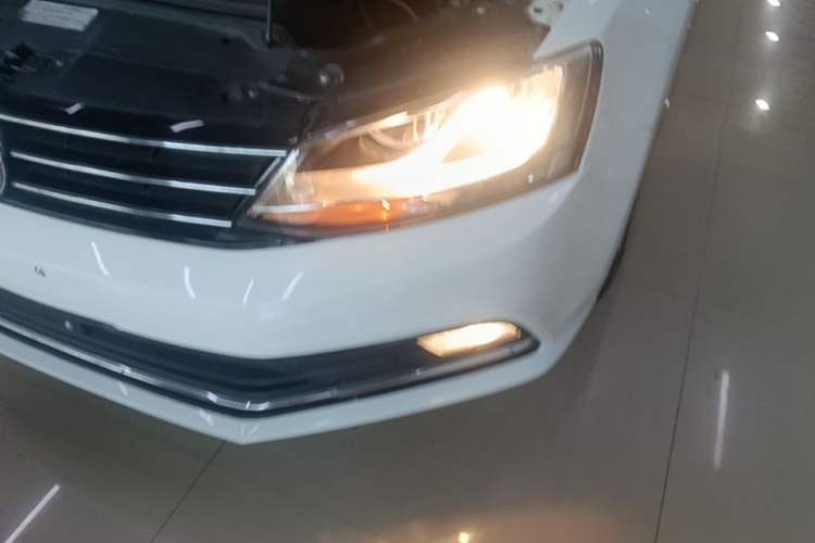 Used Volkswagen Sagitar 2015 230TSI Automatic Comfort Version Left Front Headlight