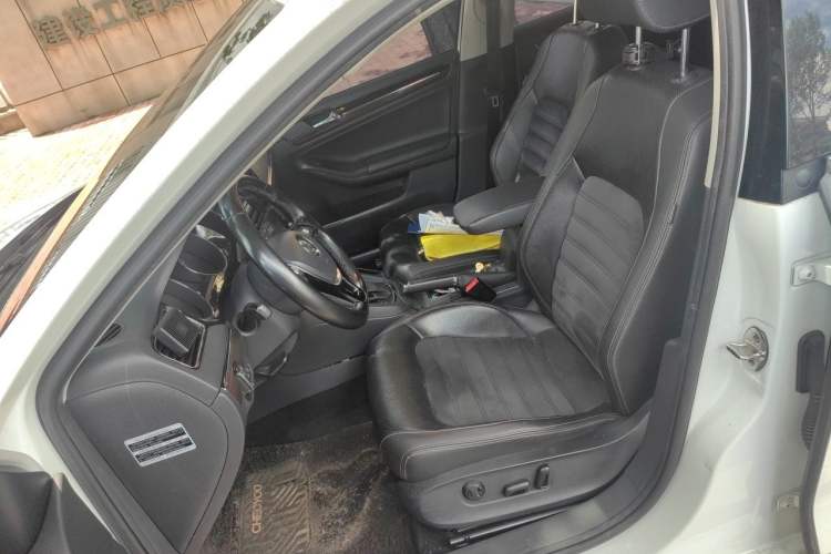 Used Volkswagen Sagitar 2015 230TSI Automatic Luxury Model Left Front Seat
