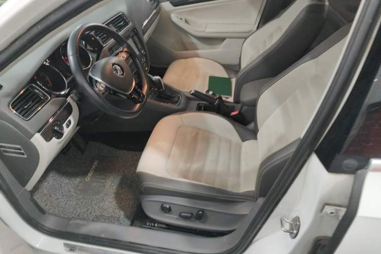 Used Volkswagen Sagitar 2015 230TSI Automatic Luxury Model Left Front Seat