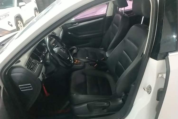 Used Volkswagen Sagitar 2015 230TSI Automatic Comfort Version Left Front Seat