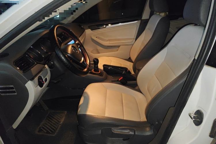 Used Volkswagen Sagitar 2015 1.6L Manual Comfort Model Left Front Seat