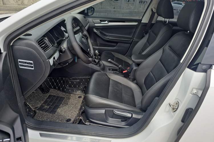 Used Volkswagen Sagitar 2015 1.6L Manual Comfort Model Left Front Seat