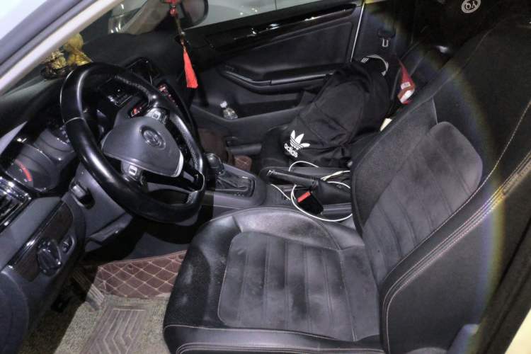 Used Volkswagen Sagitar 2015 230TSI Automatic Luxury Model Left Front Seat