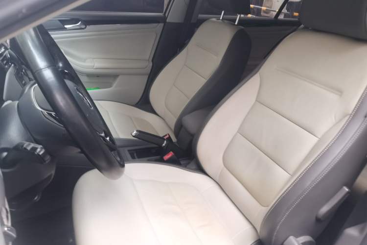 Used Volkswagen Sagitar 2015 230TSI Automatic Luxury Model Left Front Seat