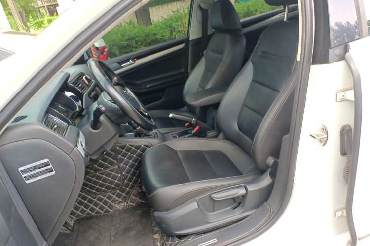 Used Volkswagen Sagitar 2015 230TSI Automatic Comfort Version Left Front Seat