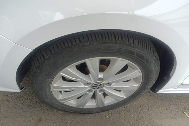 Used Volkswagen Sagitar 2015 1.6L Automatic Comfort Model Left Front Wheel Hub